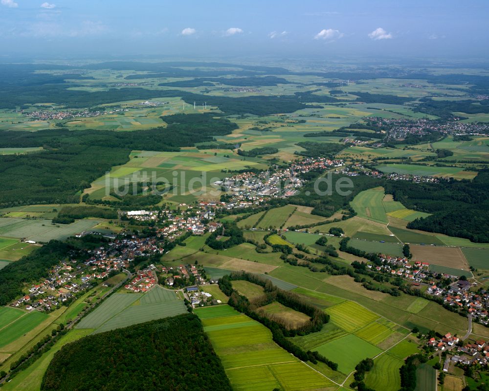 Flensungen von oben - Ortsansicht am Rande von landwirtschaftlichen Feldern in Flensungen im Bundesland Hessen, Deutschland