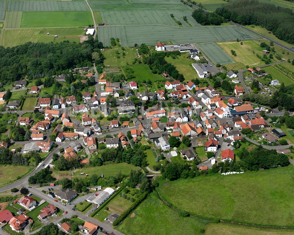 Flensungen aus der Vogelperspektive: Ortsansicht am Rande von landwirtschaftlichen Feldern in Flensungen im Bundesland Hessen, Deutschland