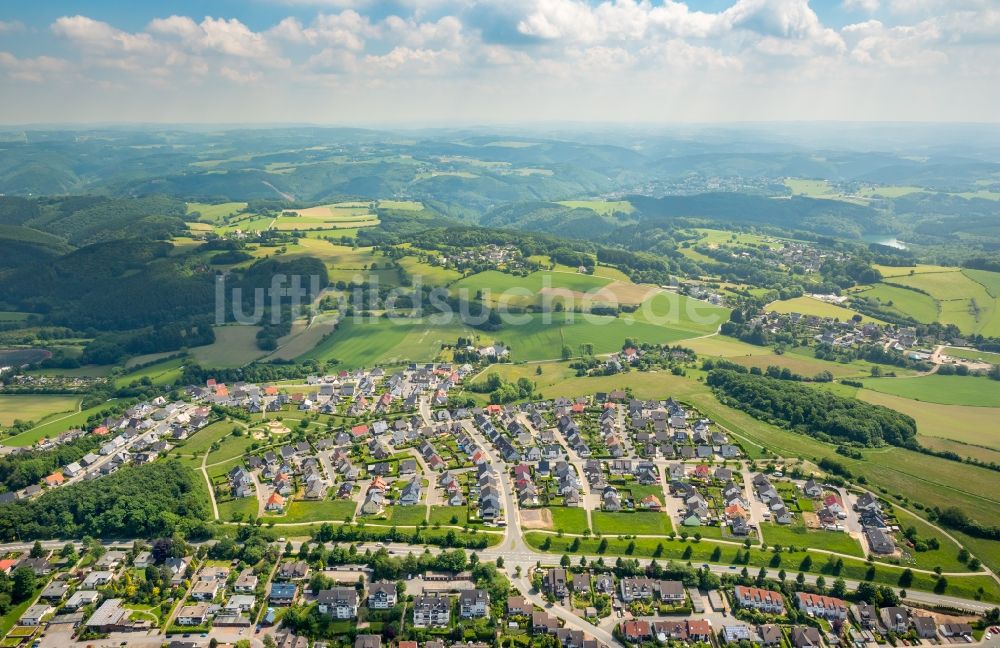 Breckerfeld aus der Vogelperspektive: Ortsansicht am Rande von landwirtschaftlichen Feldern an der Frankfurter Straße in Breckerfeld im Bundesland Nordrhein-Westfalen, Deutschland