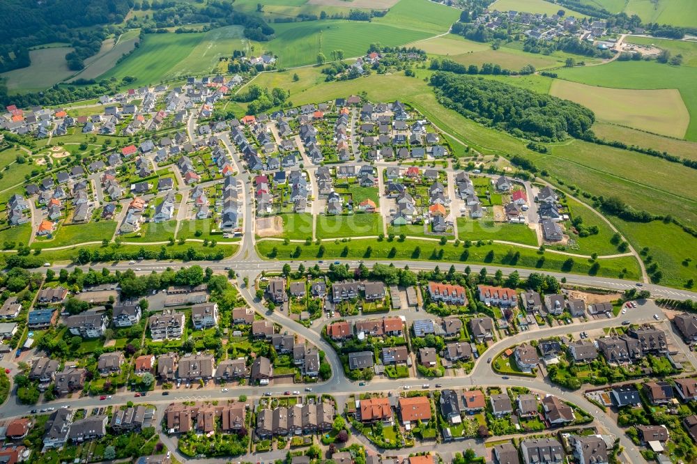 Luftbild Breckerfeld - Ortsansicht am Rande von landwirtschaftlichen Feldern an der Frankfurter Straße in Breckerfeld im Bundesland Nordrhein-Westfalen, Deutschland