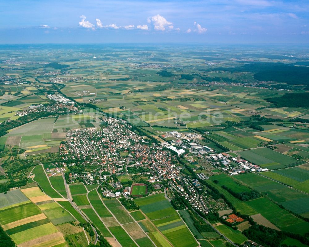 Luftaufnahme Frauenzimmern - Ortsansicht am Rande von landwirtschaftlichen Feldern in Frauenzimmern im Bundesland Baden-Württemberg, Deutschland