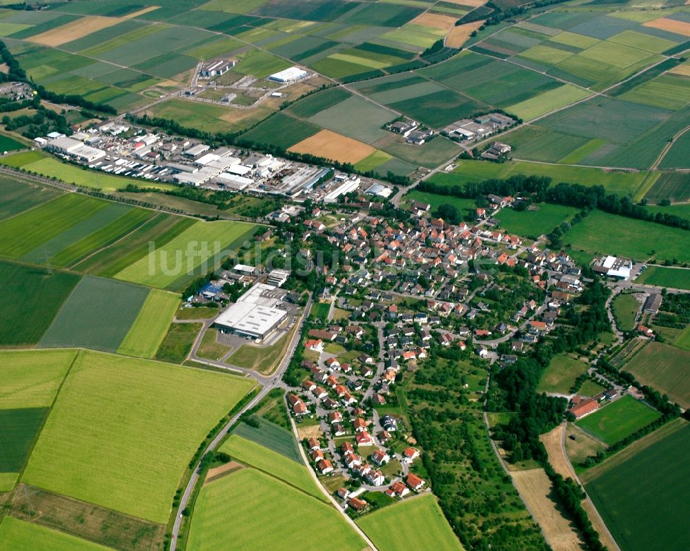 Frauenzimmern von oben - Ortsansicht am Rande von landwirtschaftlichen Feldern in Frauenzimmern im Bundesland Baden-Württemberg, Deutschland