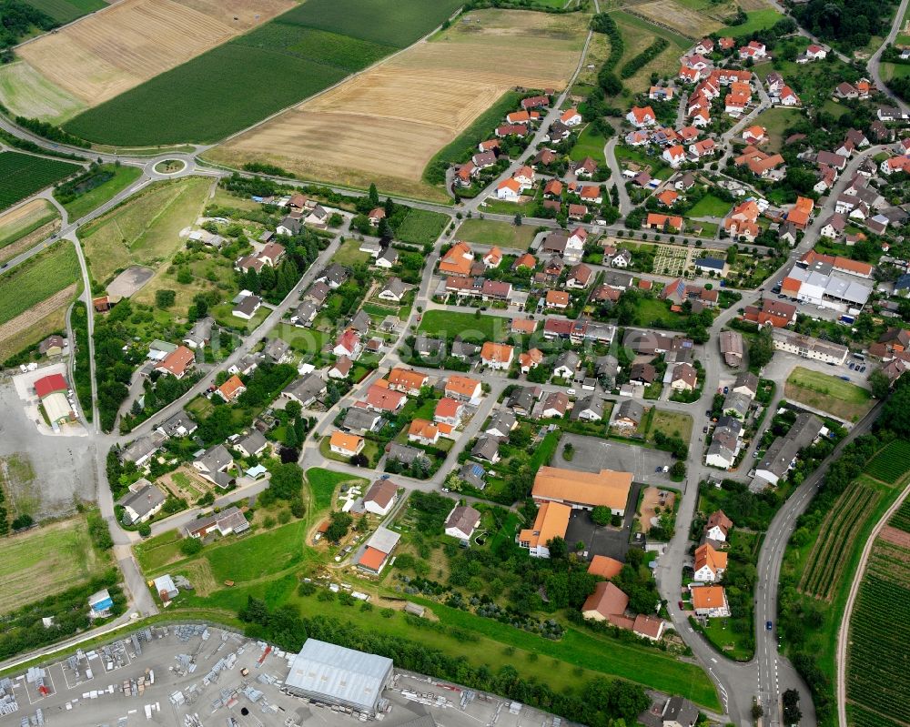 Frauenzimmern von oben - Ortsansicht am Rande von landwirtschaftlichen Feldern in Frauenzimmern im Bundesland Baden-Württemberg, Deutschland