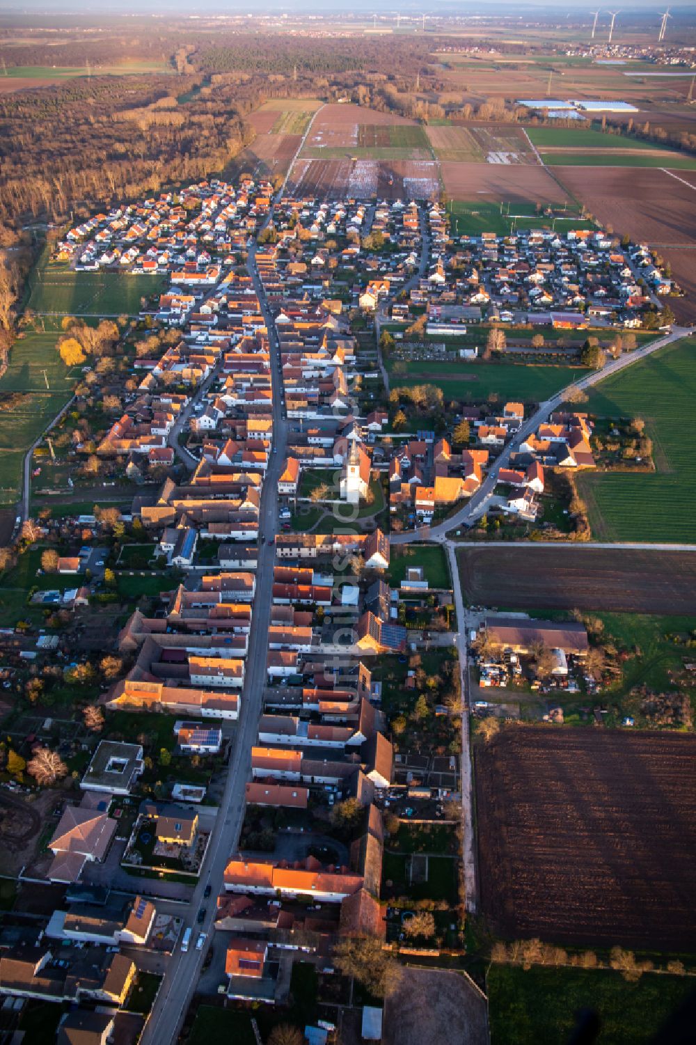 Luftbild Freisbach - Ortsansicht am Rande von landwirtschaftlichen Feldern in Freisbach im Bundesland Rheinland-Pfalz, Deutschland