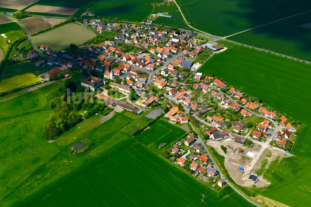 Fröhstockheim aus der Vogelperspektive: Ortsansicht am Rande von landwirtschaftlichen Feldern in Fröhstockheim im Bundesland Bayern, Deutschland