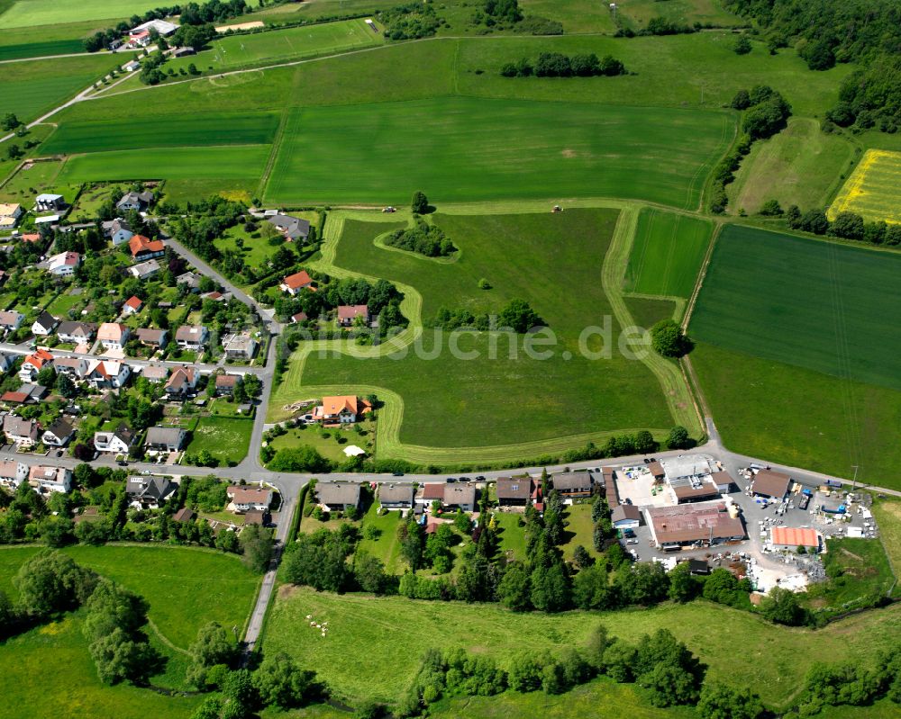 Frischborn aus der Vogelperspektive: Ortsansicht am Rande von landwirtschaftlichen Feldern in Frischborn im Bundesland Hessen, Deutschland