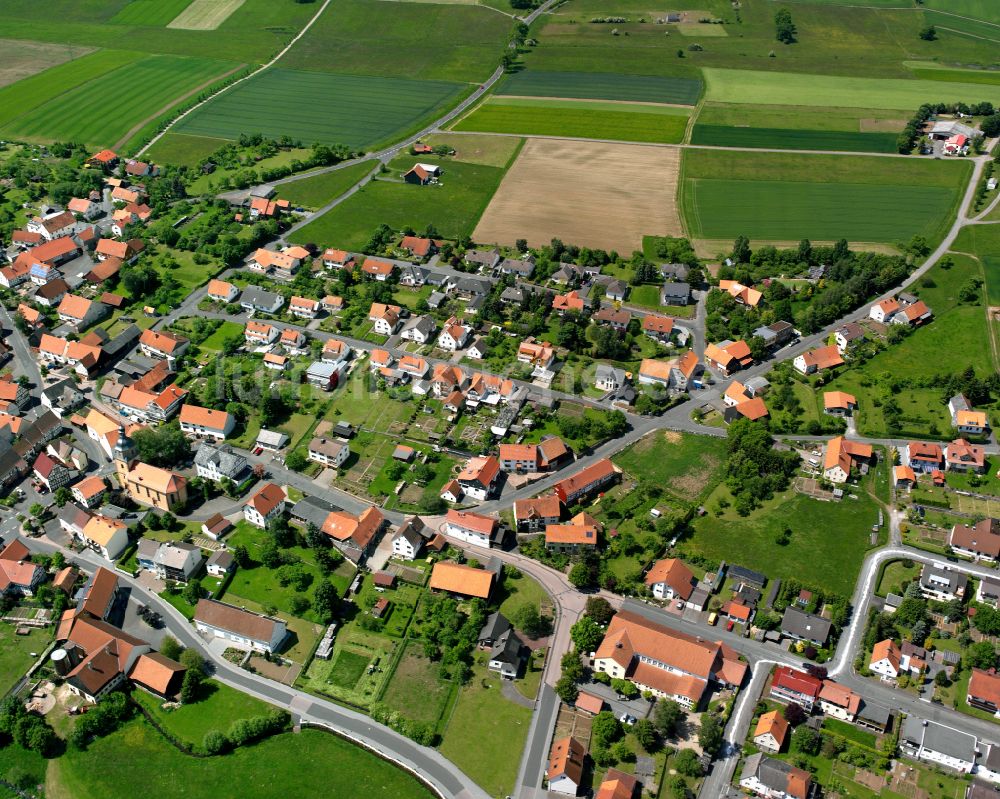 Luftaufnahme Frischborn - Ortsansicht am Rande von landwirtschaftlichen Feldern in Frischborn im Bundesland Hessen, Deutschland