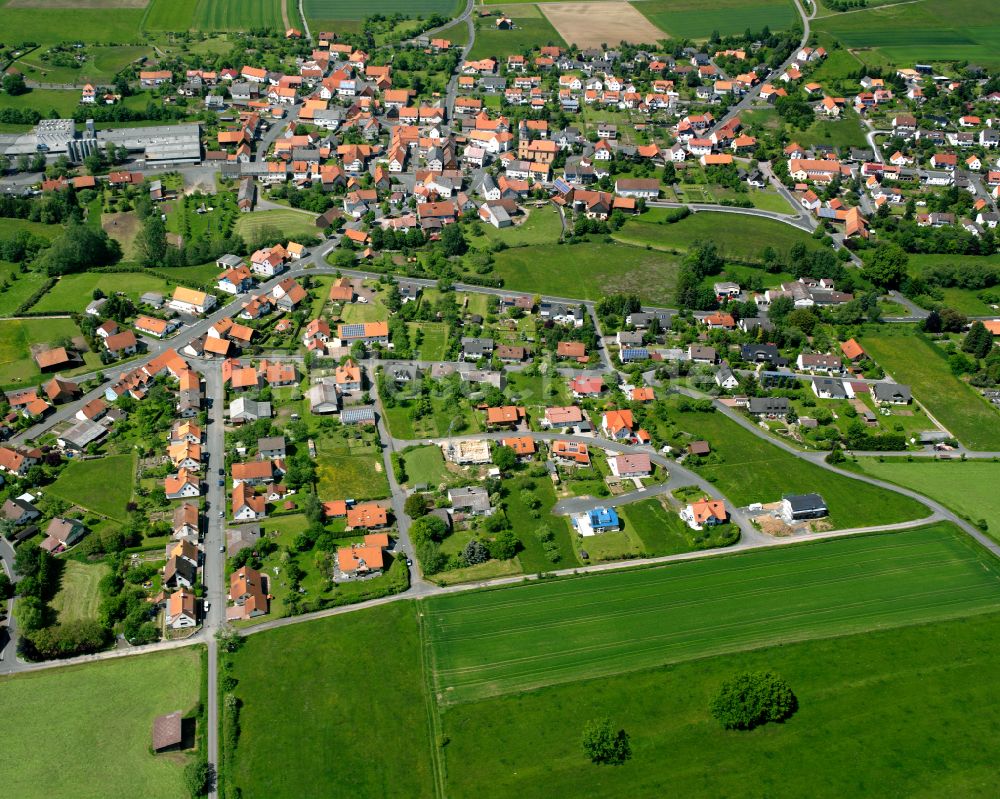 Frischborn aus der Vogelperspektive: Ortsansicht am Rande von landwirtschaftlichen Feldern in Frischborn im Bundesland Hessen, Deutschland