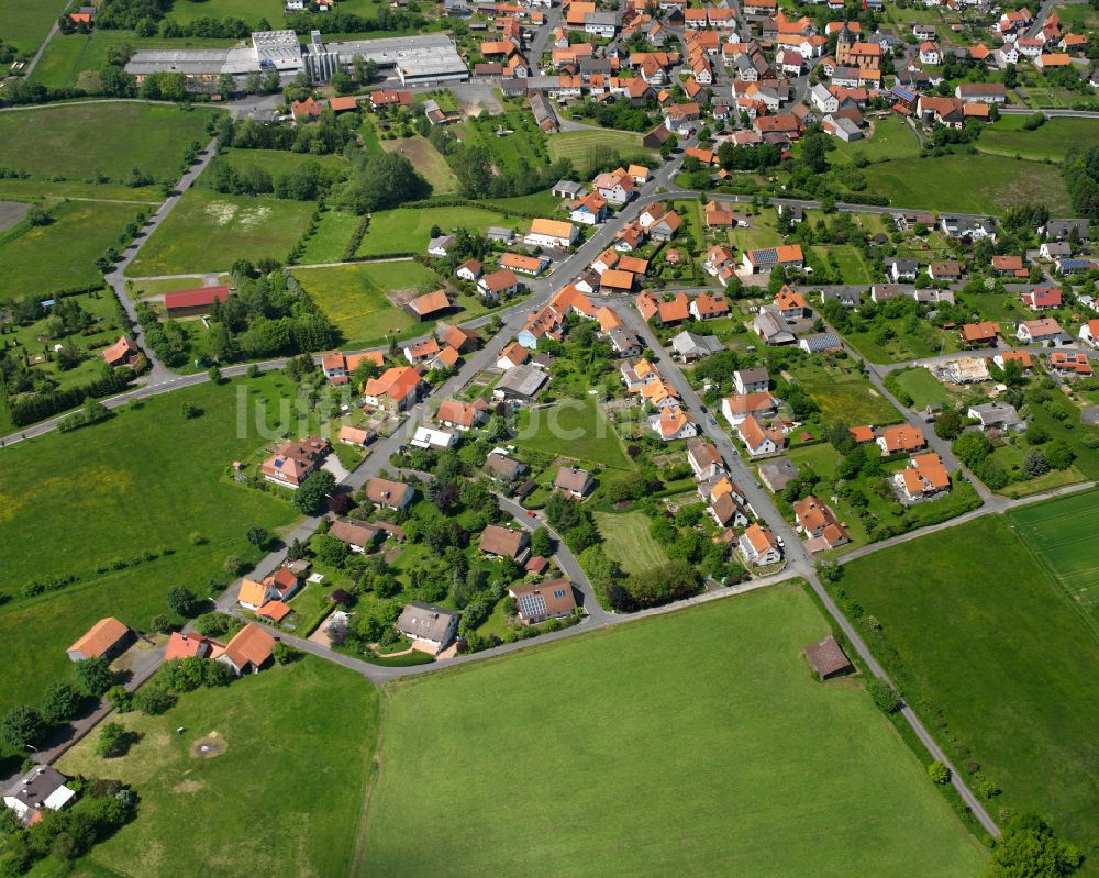 Luftbild Frischborn - Ortsansicht am Rande von landwirtschaftlichen Feldern in Frischborn im Bundesland Hessen, Deutschland