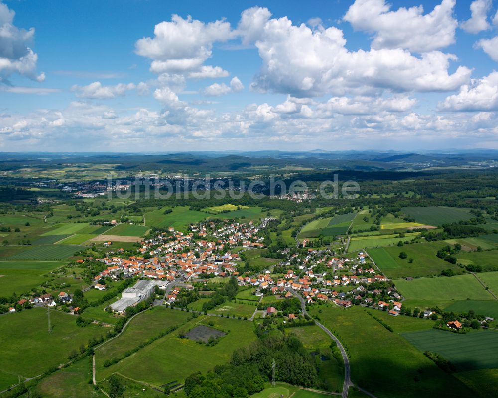 Luftaufnahme Frischborn - Ortsansicht am Rande von landwirtschaftlichen Feldern in Frischborn im Bundesland Hessen, Deutschland