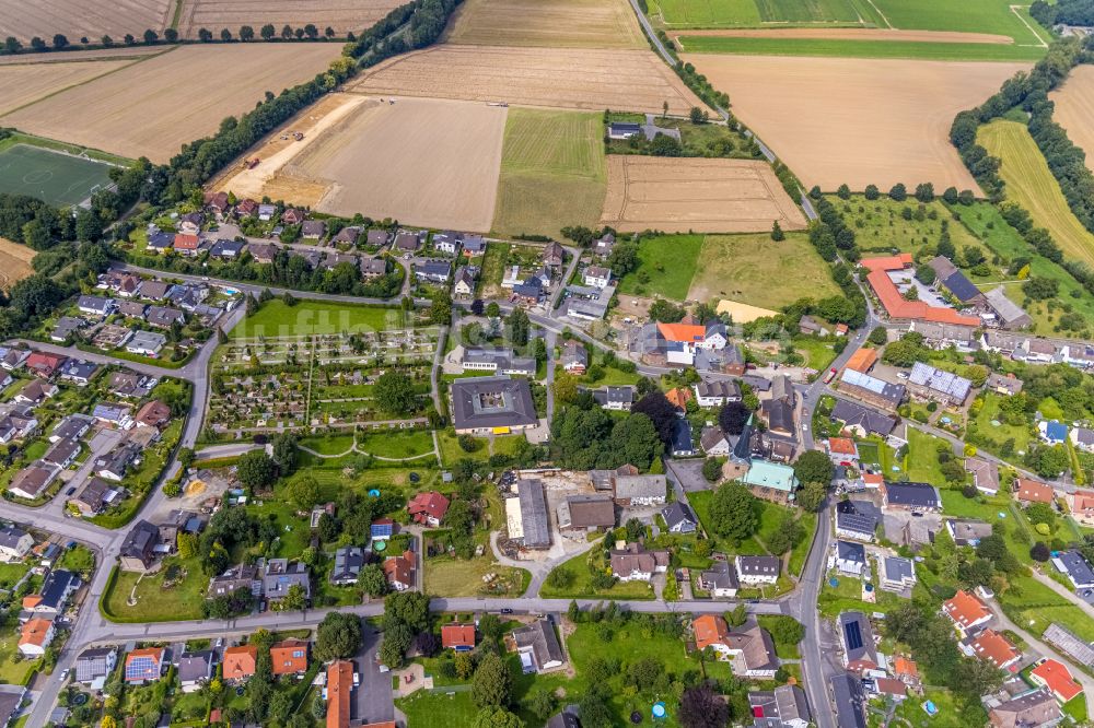 Frömern aus der Vogelperspektive: Ortsansicht am Rande von landwirtschaftlichen Feldern in Frömern im Bundesland Nordrhein-Westfalen, Deutschland