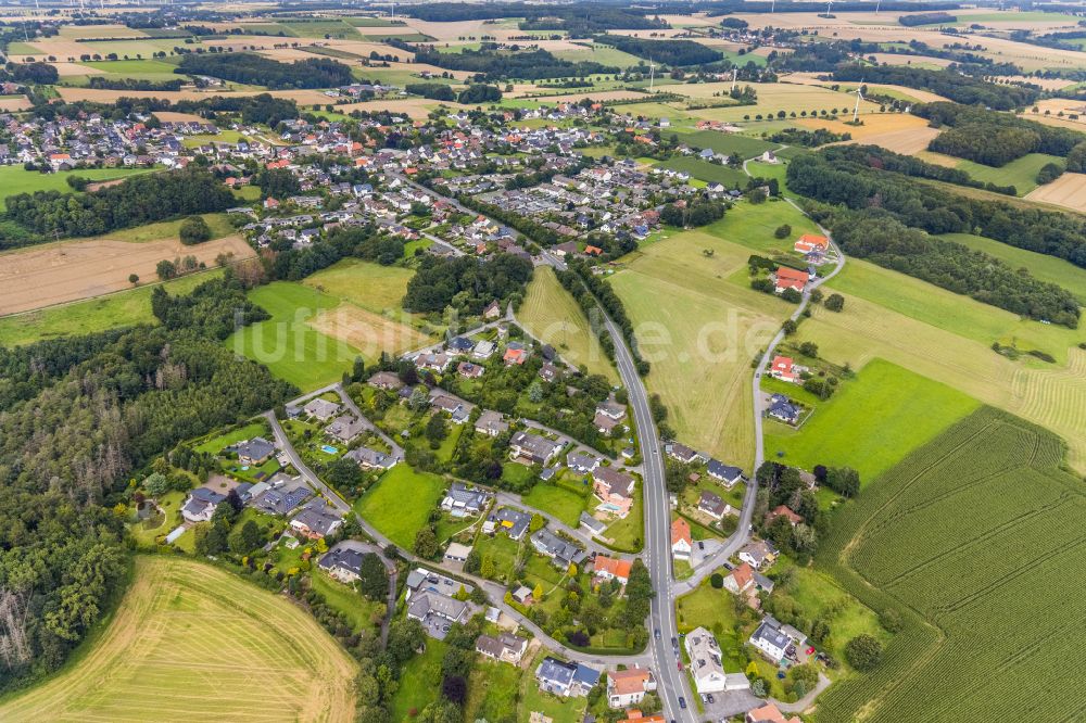 Luftbild Fröndenberg/Ruhr - Ortsansicht am Rande von landwirtschaftlichen Feldern in Fröndenberg/Ruhr im Bundesland Nordrhein-Westfalen, Deutschland