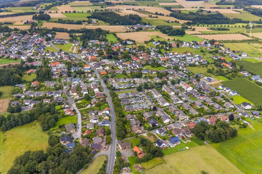 Luftaufnahme Fröndenberg/Ruhr - Ortsansicht am Rande von landwirtschaftlichen Feldern in Fröndenberg/Ruhr im Bundesland Nordrhein-Westfalen, Deutschland