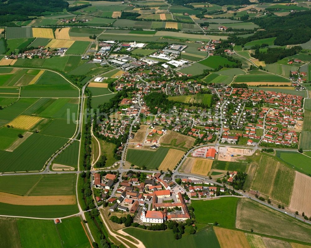 Luftaufnahme Furth - Ortsansicht am Rande von landwirtschaftlichen Feldern in Furth im Bundesland Bayern, Deutschland