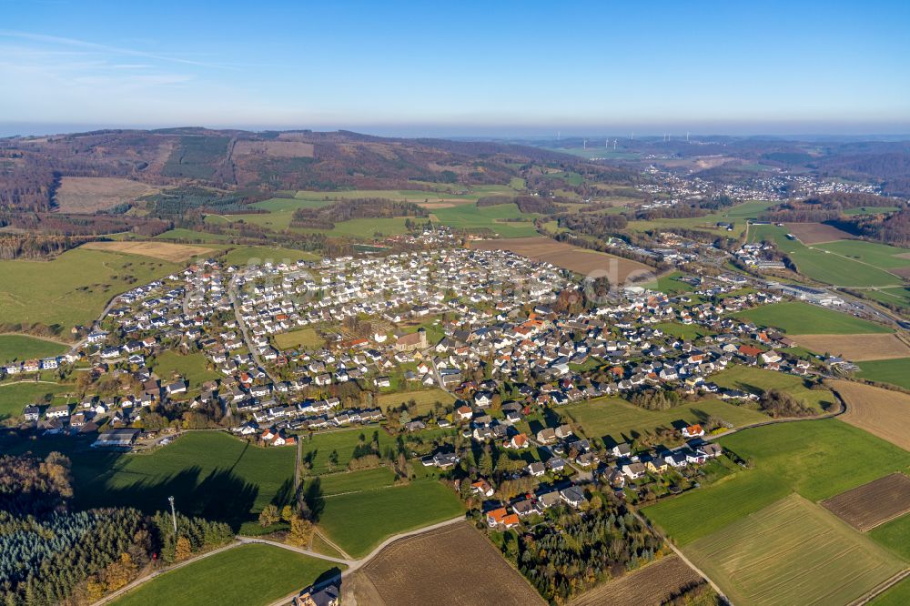 Garbeck aus der Vogelperspektive: Ortsansicht am Rande von landwirtschaftlichen Feldern in Garbeck im Bundesland Nordrhein-Westfalen, Deutschland