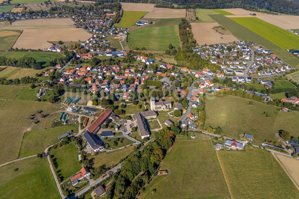 Gehrden aus der Vogelperspektive: Ortsansicht am Rande von landwirtschaftlichen Feldern in Gehrden im Bundesland Nordrhein-Westfalen, Deutschland