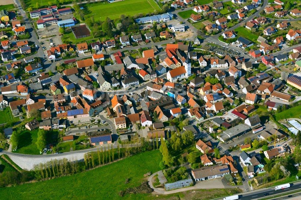 Geiselwind aus der Vogelperspektive: Ortsansicht am Rande von landwirtschaftlichen Feldern in Geiselwind im Bundesland Bayern, Deutschland