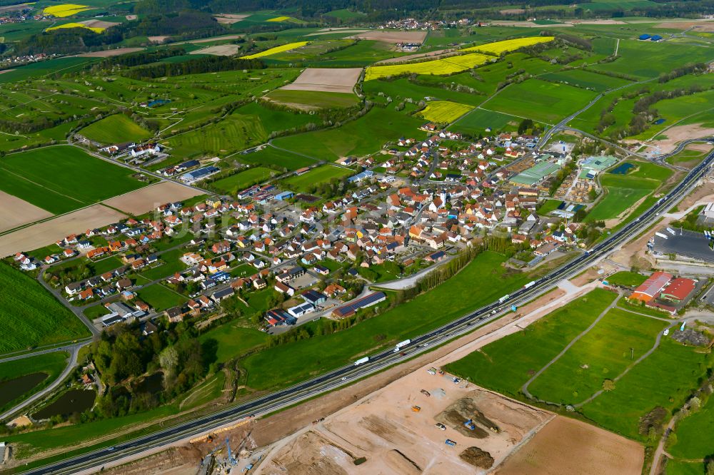 Luftaufnahme Geiselwind - Ortsansicht am Rande von landwirtschaftlichen Feldern in Geiselwind im Bundesland Bayern, Deutschland