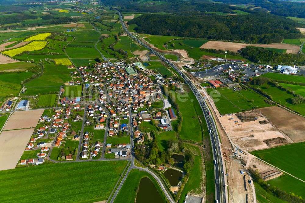 Geiselwind von oben - Ortsansicht am Rande von landwirtschaftlichen Feldern in Geiselwind im Bundesland Bayern, Deutschland