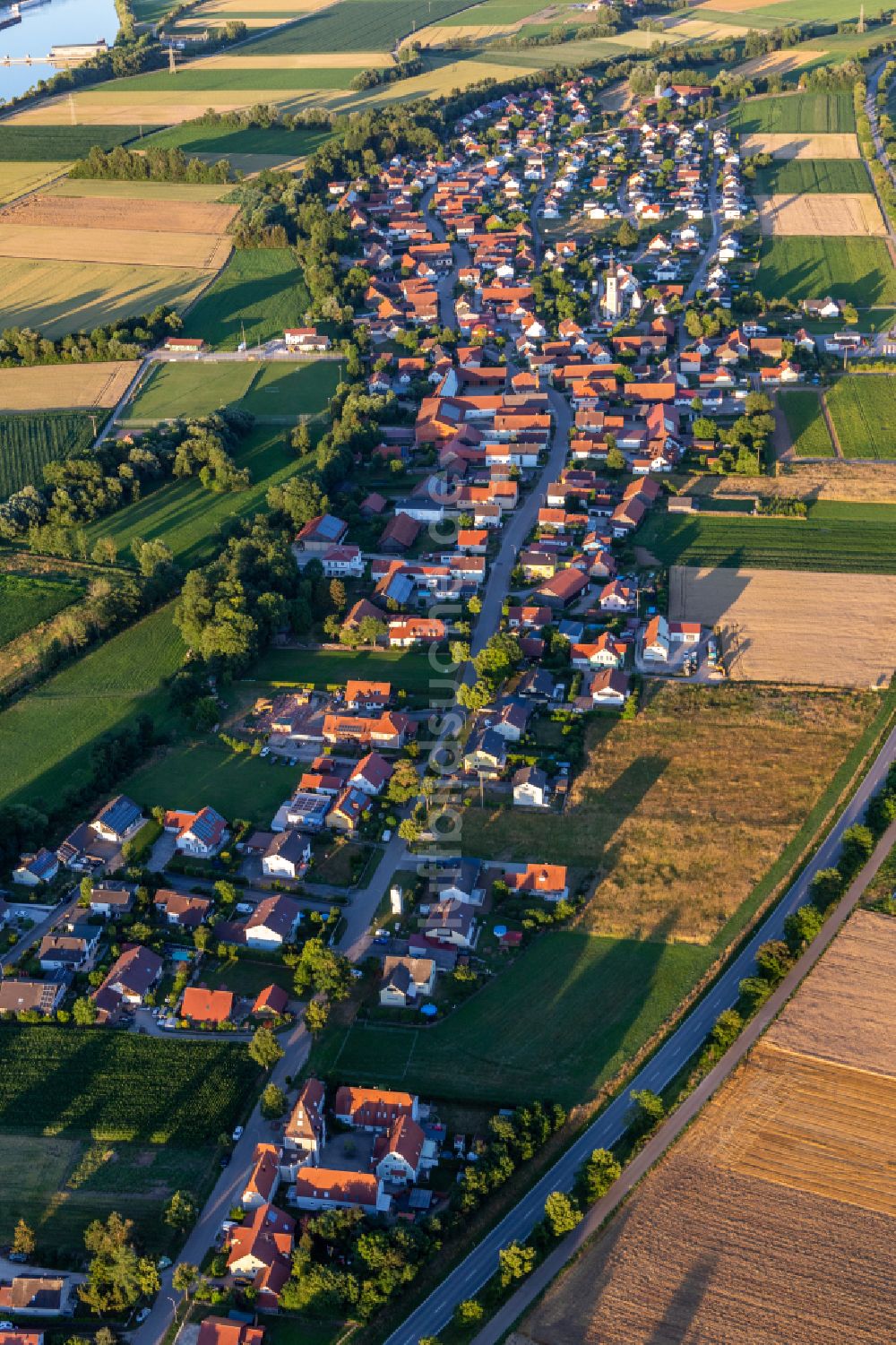 Geisling aus der Vogelperspektive: Ortsansicht am Rande von landwirtschaftlichen Feldern in Geisling im Bundesland Bayern, Deutschland