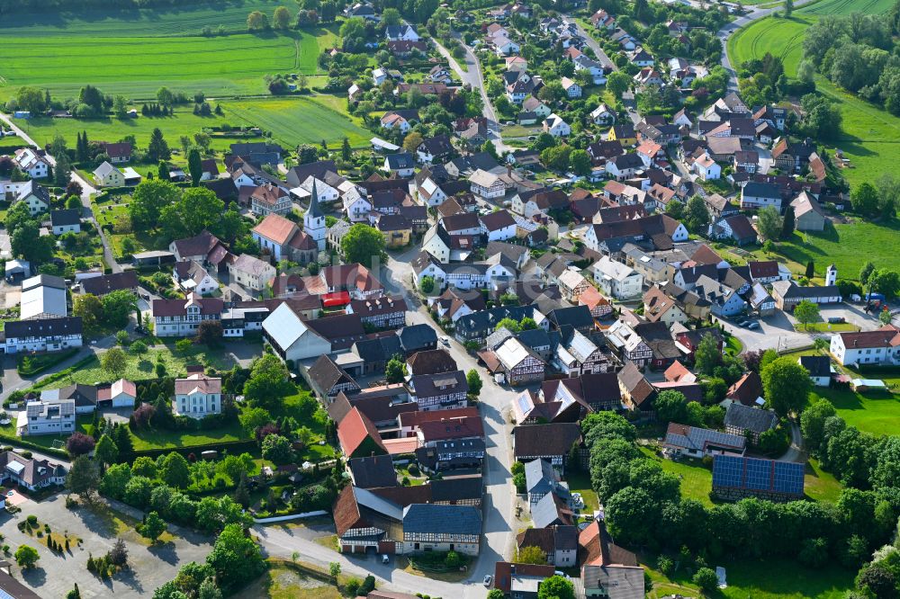 Luftaufnahme Gemünda - Ortsansicht am Rande von landwirtschaftlichen Feldern in Gemünda im Bundesland Bayern, Deutschland