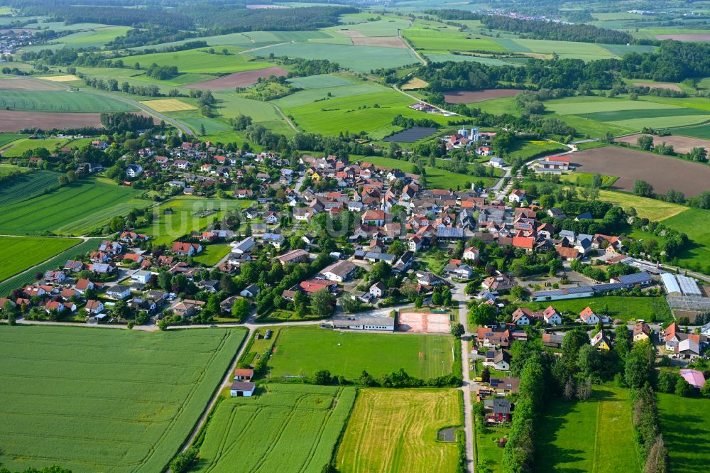 Luftaufnahme Gemünda i.OFr. - Ortsansicht am Rande von landwirtschaftlichen Feldern in Gemünda i.OFr. im Bundesland Bayern, Deutschland