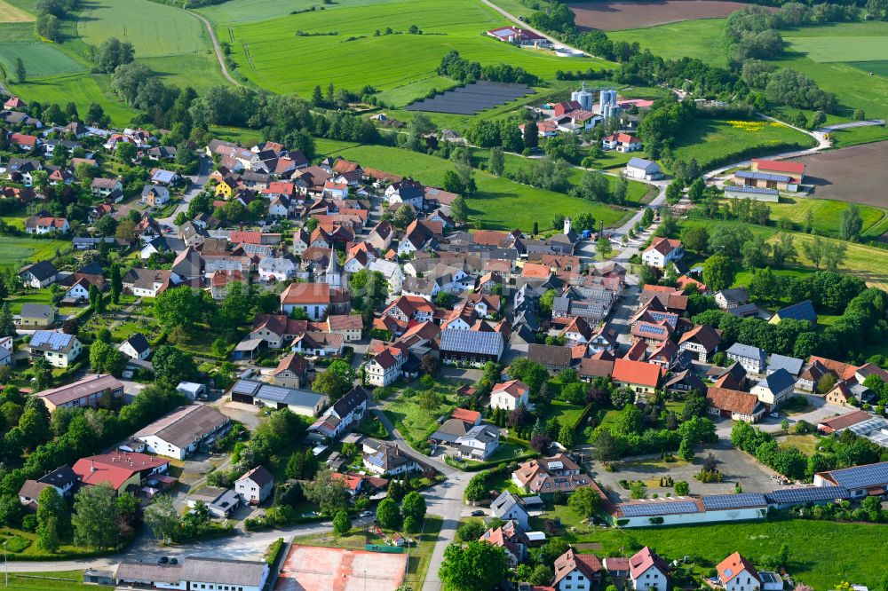 Gemünda i.OFr. von oben - Ortsansicht am Rande von landwirtschaftlichen Feldern in Gemünda i.OFr. im Bundesland Bayern, Deutschland