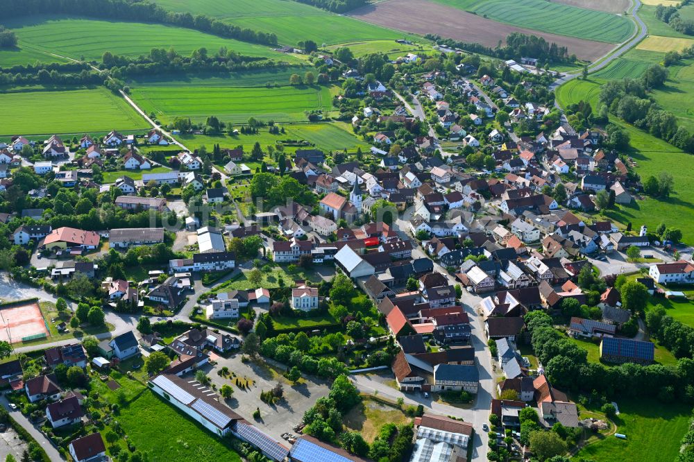 Gemünda i.OFr. aus der Vogelperspektive: Ortsansicht am Rande von landwirtschaftlichen Feldern in Gemünda i.OFr. im Bundesland Bayern, Deutschland