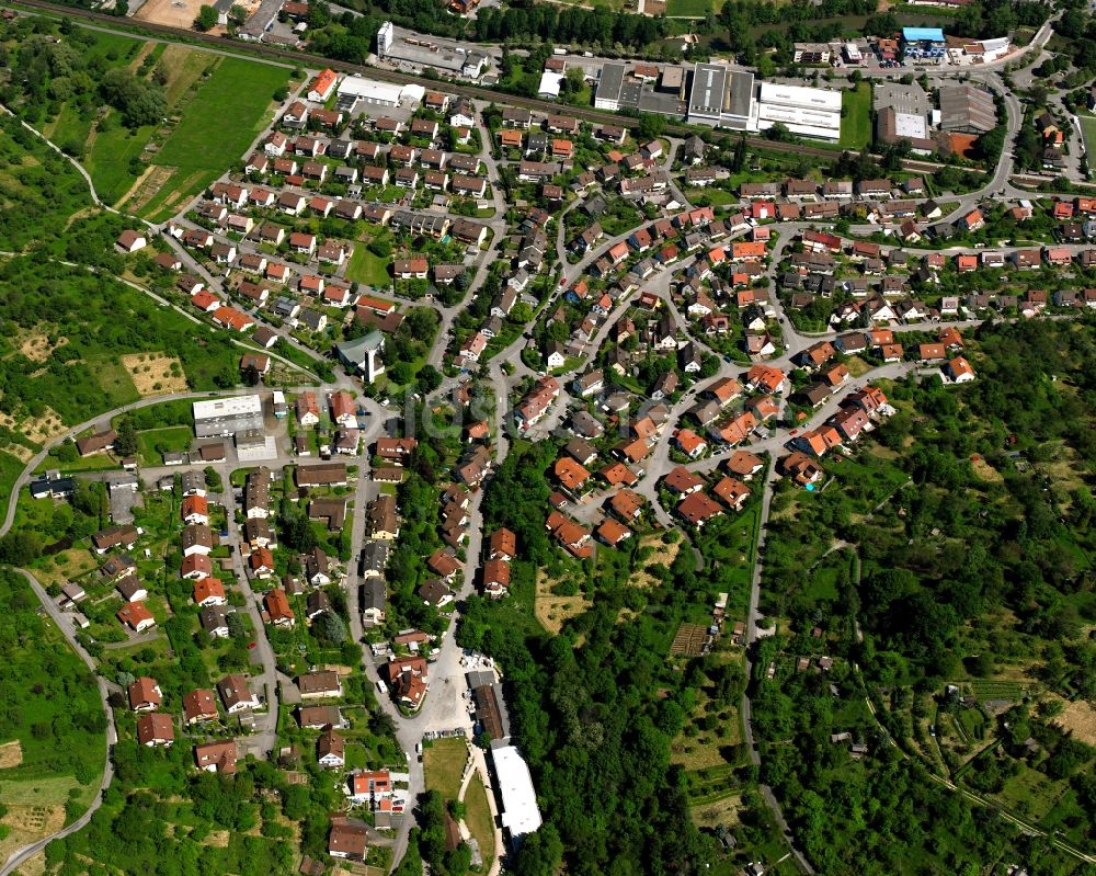 Geradstetten von oben - Ortsansicht am Rande von landwirtschaftlichen Feldern in Geradstetten im Bundesland Baden-Württemberg, Deutschland