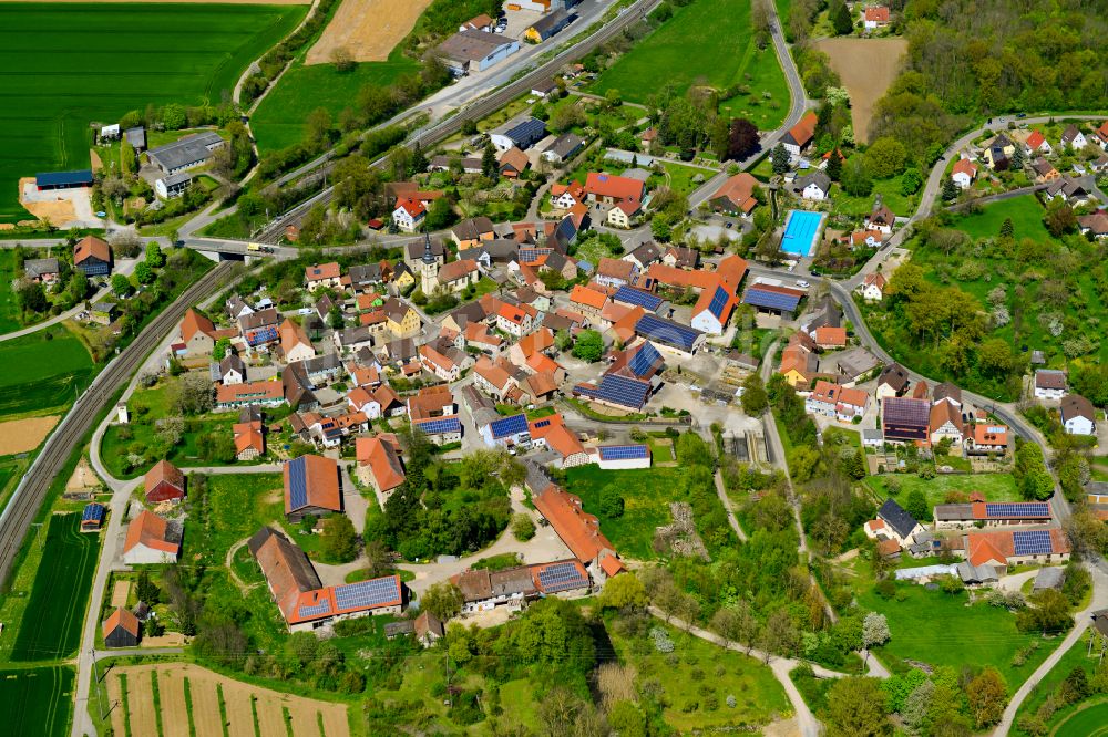 Luftbild Gnötzheim - Ortsansicht am Rande von landwirtschaftlichen Feldern in Gnötzheim im Bundesland Bayern, Deutschland