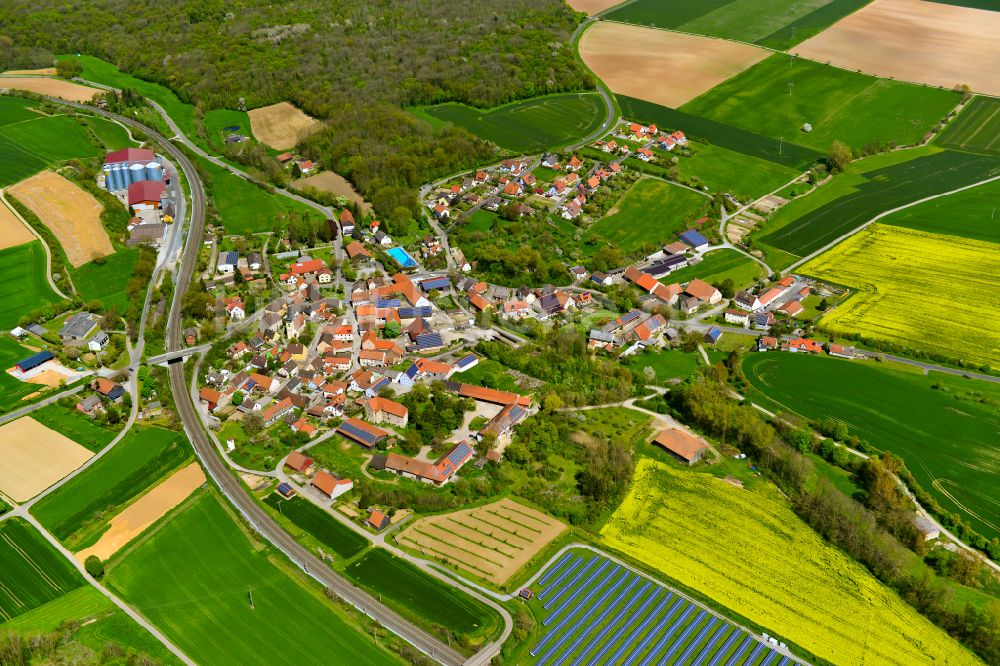 Luftaufnahme Gnötzheim - Ortsansicht am Rande von landwirtschaftlichen Feldern in Gnötzheim im Bundesland Bayern, Deutschland