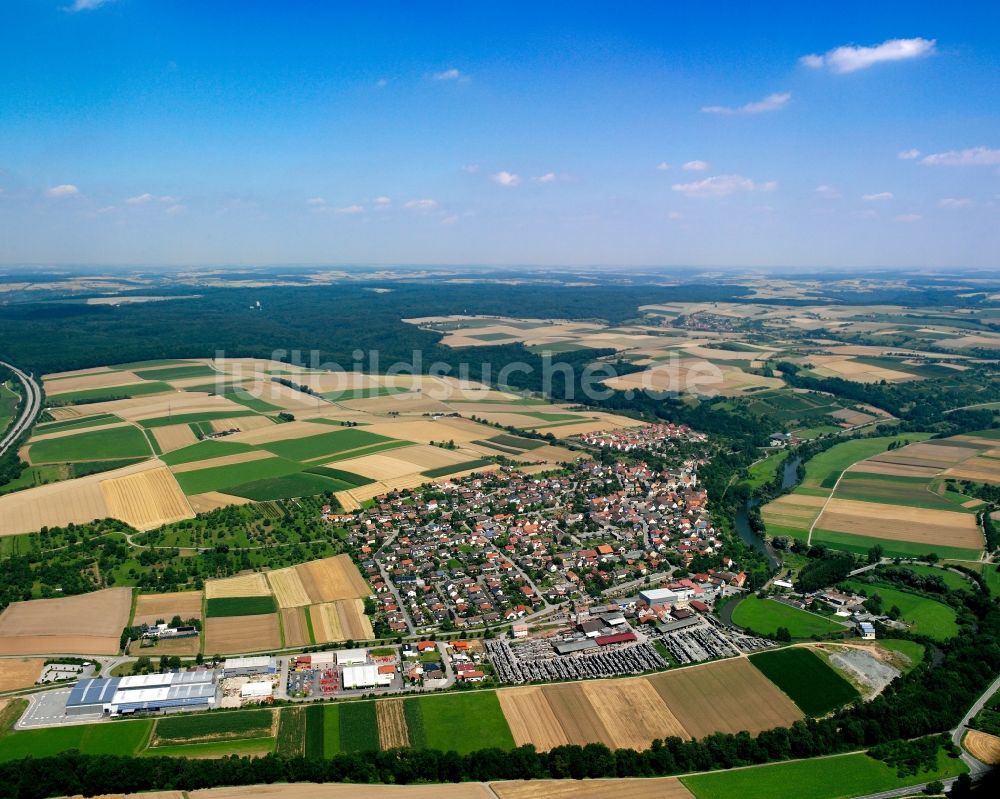 Luftaufnahme Gochsen - Ortsansicht am Rande von landwirtschaftlichen Feldern in Gochsen im Bundesland Baden-Württemberg, Deutschland