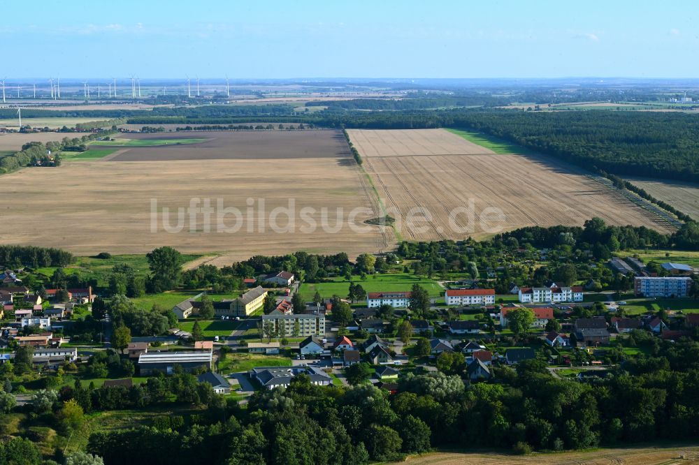 Luftaufnahme Golchen - Ortsansicht am Rande von landwirtschaftlichen Feldern in Golchen im Bundesland Mecklenburg-Vorpommern, Deutschland