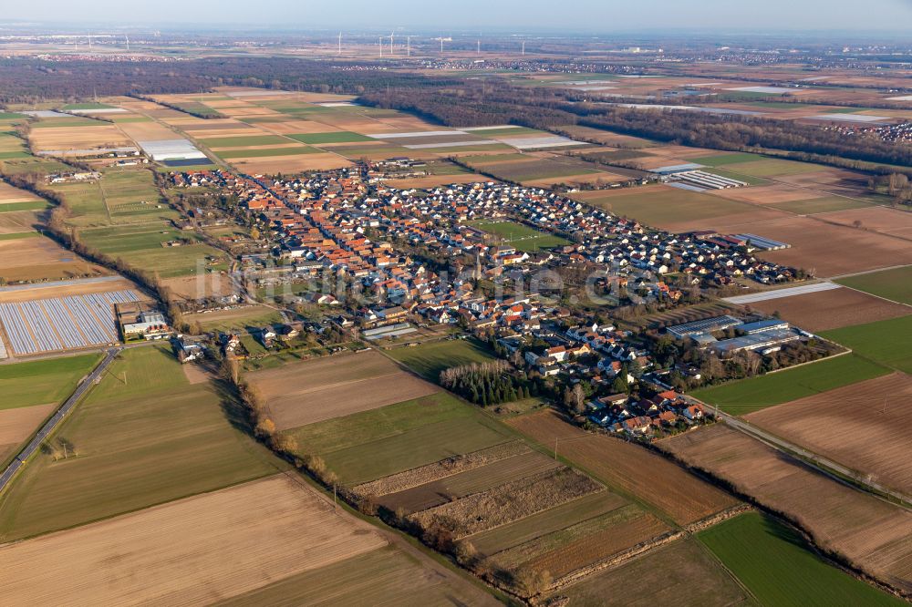 Gommersheim von oben - Ortsansicht am Rande von landwirtschaftlichen Feldern in Gommersheim im Bundesland Rheinland-Pfalz, Deutschland