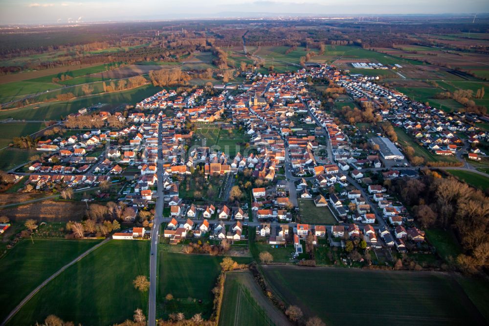 Luftaufnahme Gommersheim - Ortsansicht am Rande von landwirtschaftlichen Feldern in Gommersheim im Bundesland Rheinland-Pfalz, Deutschland