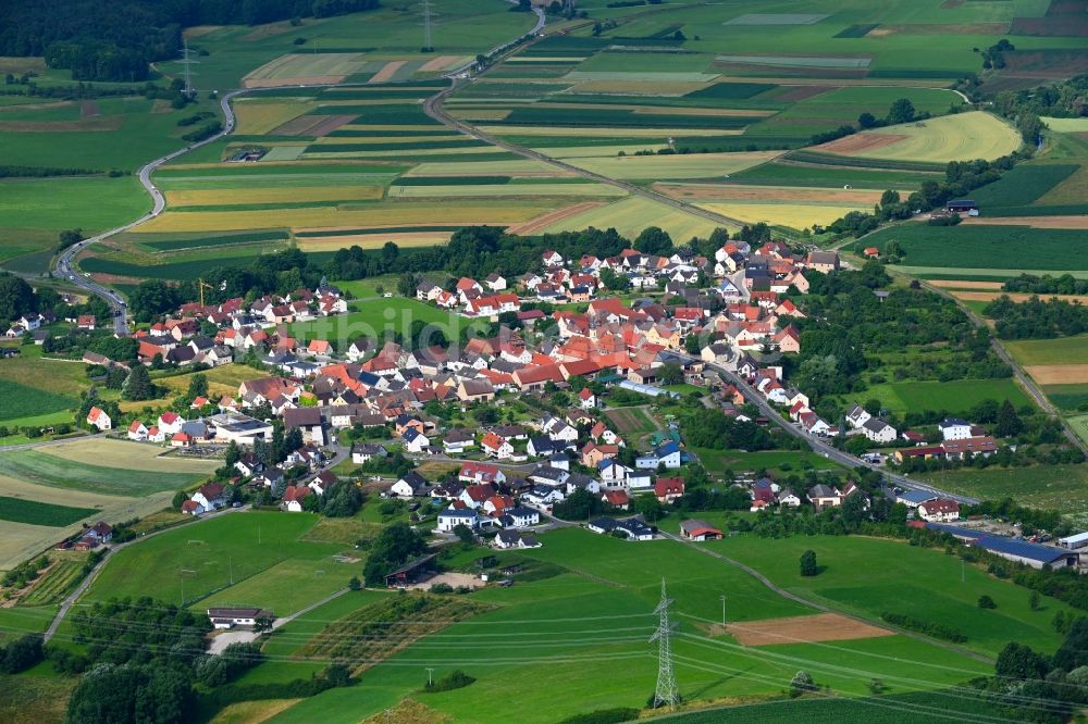 Luftaufnahme Gosberg - Ortsansicht am Rande von landwirtschaftlichen Feldern in Gosberg im Bundesland Bayern, Deutschland