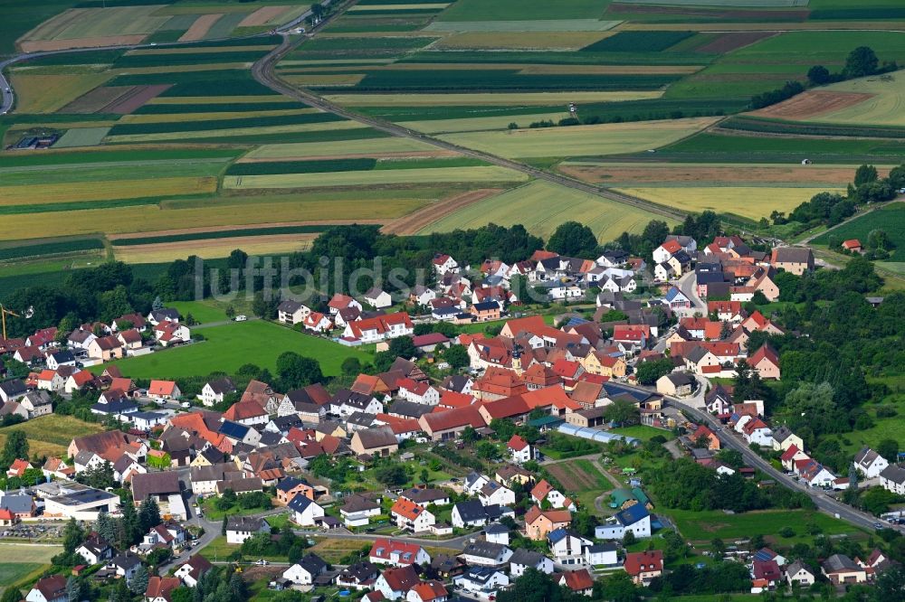 Gosberg von oben - Ortsansicht am Rande von landwirtschaftlichen Feldern in Gosberg im Bundesland Bayern, Deutschland