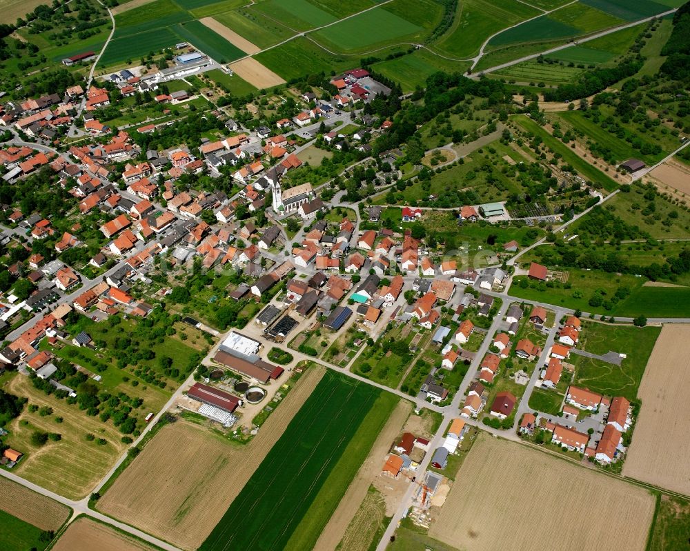 Grießen von oben - Ortsansicht am Rande von landwirtschaftlichen Feldern in Grießen im Bundesland Baden-Württemberg, Deutschland