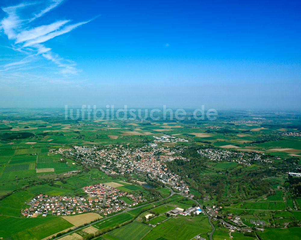 Grünberg aus der Vogelperspektive: Ortsansicht am Rande von landwirtschaftlichen Feldern in Grünberg im Bundesland Hessen, Deutschland