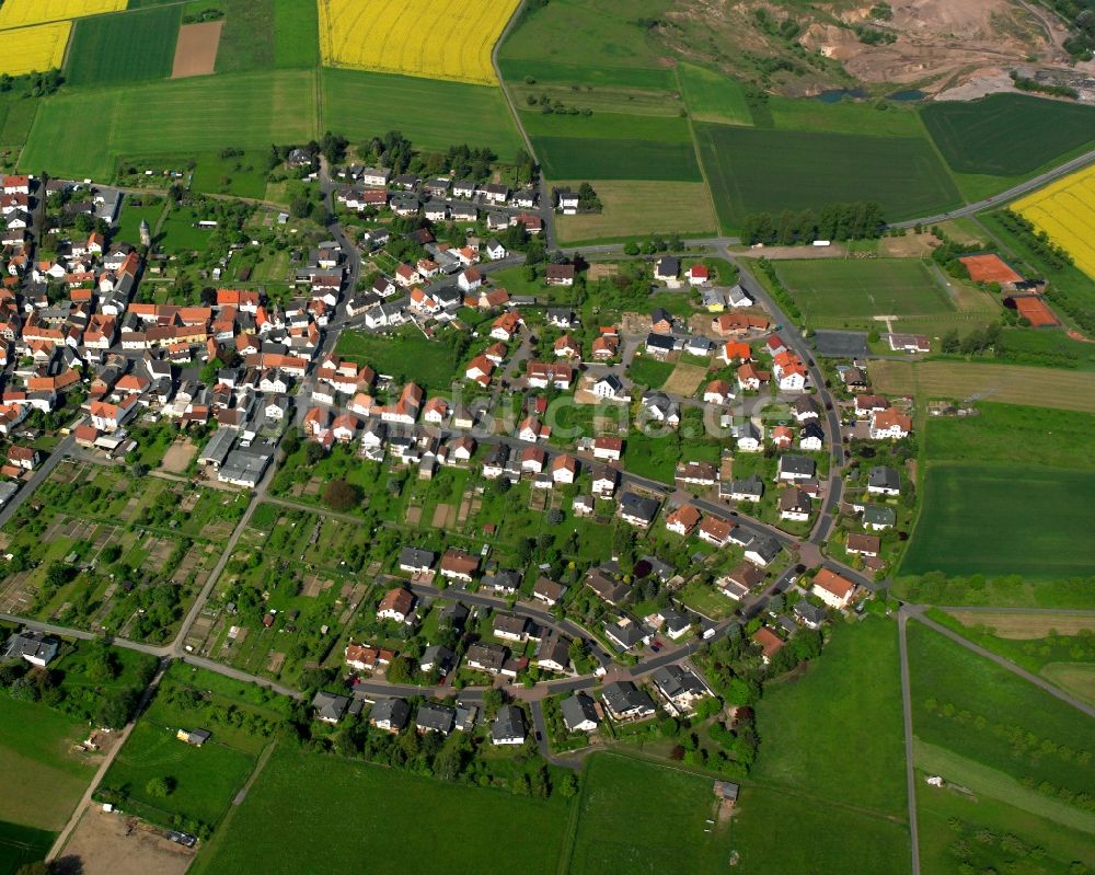 Luftaufnahme Grüningen - Ortsansicht am Rande von landwirtschaftlichen Feldern in Grüningen im Bundesland Hessen, Deutschland