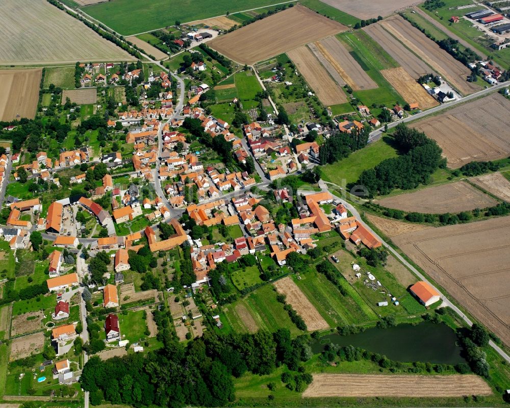 Großmehlra von oben - Ortsansicht am Rande von landwirtschaftlichen Feldern in Großmehlra im Bundesland Thüringen, Deutschland