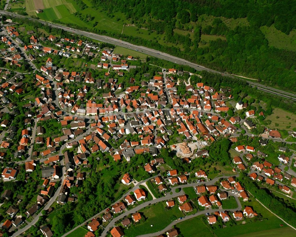 Gruibingen aus der Vogelperspektive: Ortsansicht am Rande von landwirtschaftlichen Feldern in Gruibingen im Bundesland Baden-Württemberg, Deutschland