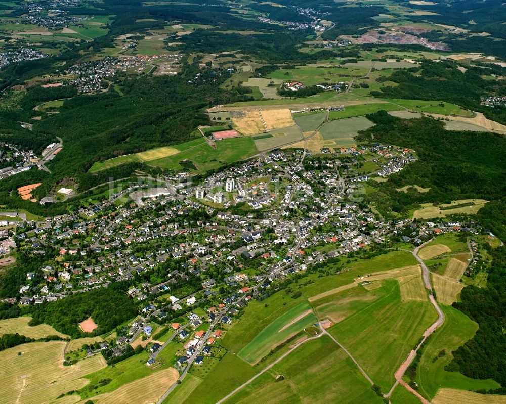 Luftaufnahme Göttschied - Ortsansicht am Rande von landwirtschaftlichen Feldern in Göttschied im Bundesland Rheinland-Pfalz, Deutschland