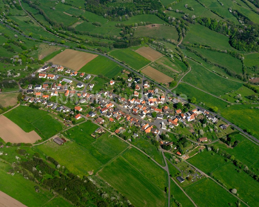 Luftaufnahme Götzen - Ortsansicht am Rande von landwirtschaftlichen Feldern in Götzen im Bundesland Hessen, Deutschland