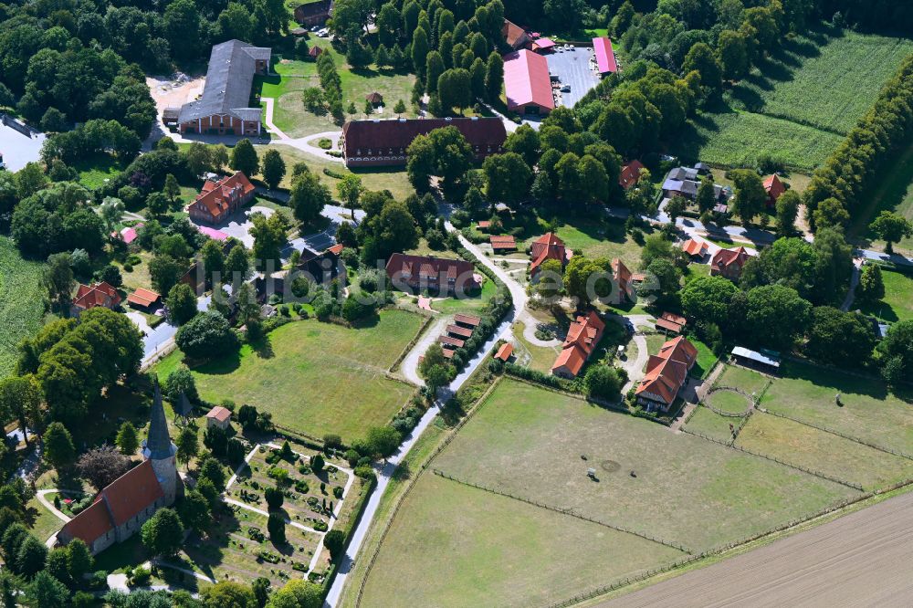 Luftbild Pronstorf - Ortsansicht am Rande von landwirtschaftlichen Feldern mit dem Gut Pronstorf in Pronstorf im Bundesland Schleswig-Holstein, Deutschland