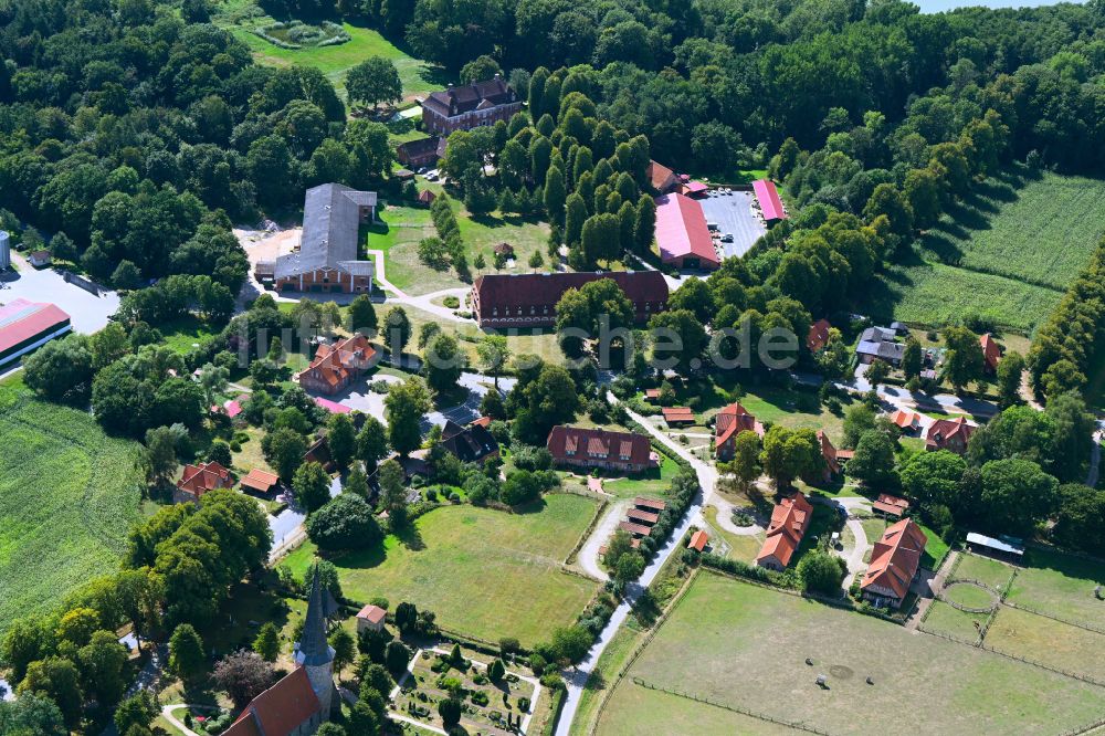 Luftaufnahme Pronstorf - Ortsansicht am Rande von landwirtschaftlichen Feldern mit dem Gut Pronstorf in Pronstorf im Bundesland Schleswig-Holstein, Deutschland