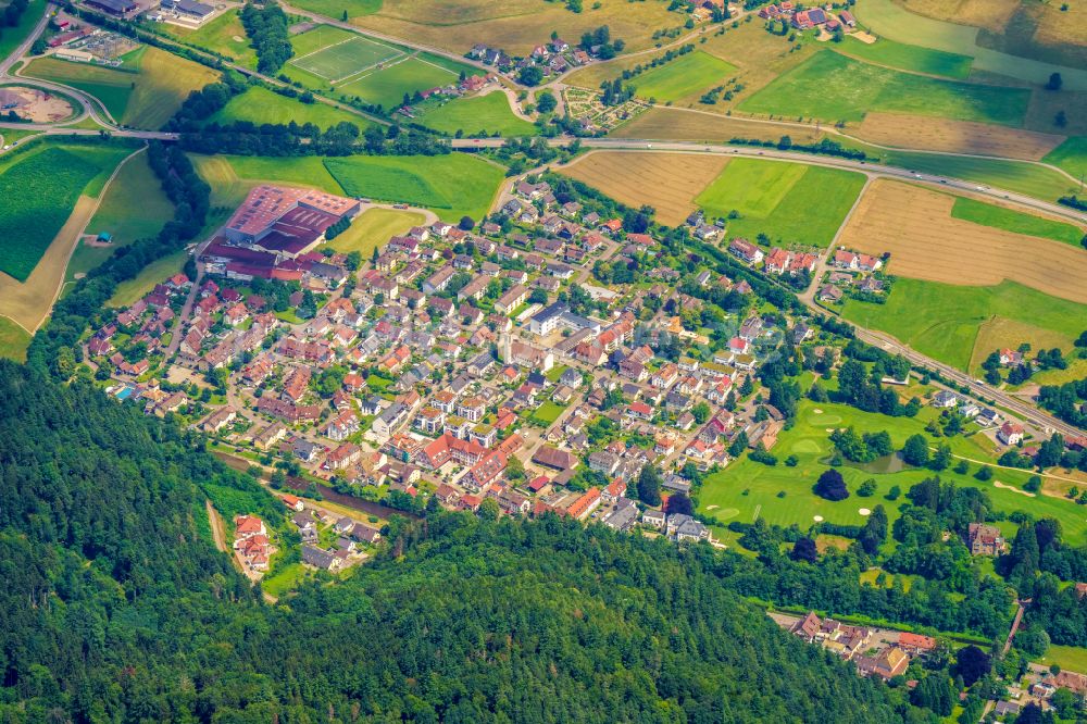 Luftaufnahme Gutach im Breisgau - Ortsansicht am Rande von landwirtschaftlichen Feldern in Gutach im Breisgau im Bundesland Baden-Württemberg, Deutschland