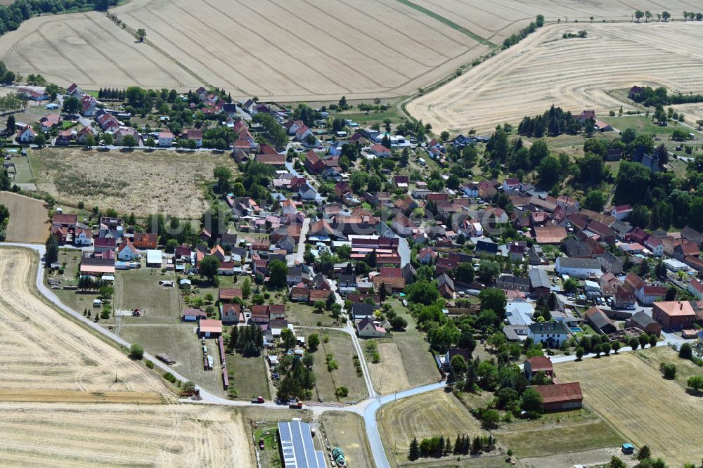 Luftbild Hachelbich - Ortsansicht am Rande von landwirtschaftlichen Feldern in Hachelbich im Bundesland Thüringen, Deutschland