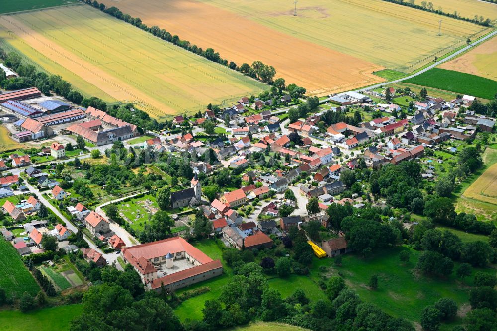 Luftaufnahme Hadmersleben - Ortsansicht am Rande von landwirtschaftlichen Feldern in Hadmersleben im Bundesland Sachsen-Anhalt, Deutschland