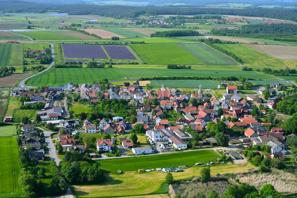 Hafenpreppach aus der Vogelperspektive: Ortsansicht am Rande von landwirtschaftlichen Feldern in Hafenpreppach im Bundesland Bayern, Deutschland